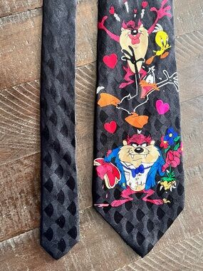 Looney Tunes Mania Silk Tie Taz Cupid Love Tweety Daffy Pepe 56”